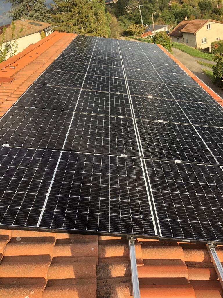 Installation de panneaux solaires vue latérale